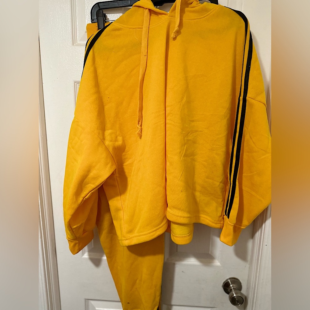 This is a matching yellow and black hoodie and sweat set, the size is 3x!